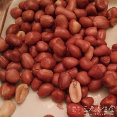 花生米洗淨，晾干水分，加入少許油攪拌均勻，再撒上鹽，攪均勻