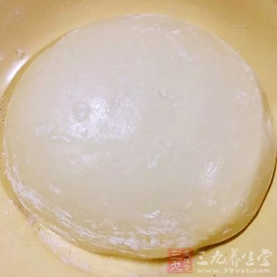把拌好的面團放進保鮮袋,冰箱冷藏1小時以上 把拌好的面團放進保鮮袋,冰箱冷藏1小時以上