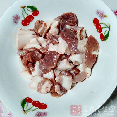 將梅花肉切成小塊，用2大勺叉燒醬腌制45分鐘以上，把白洋蔥切成小塊