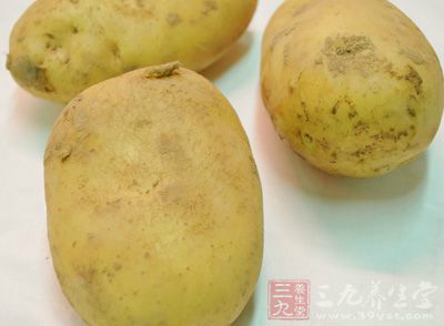 黃土豆中等大小的6個、黃油三勺、新鮮百裡香若干、鹽和現磨黑胡椒若干