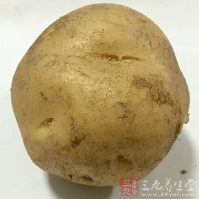 土豆750克，無鹽奶油0.5大匙，蛋黃1個