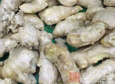 洋蔥一個，小蔥一小捆，蒜三頭，姜2兩，蝦醬3小勺