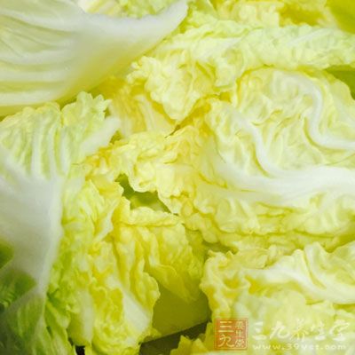 適當加一些別的蔬菜比如韭菜或者水芹菜，不過不要太多影響辣白菜本身的味道