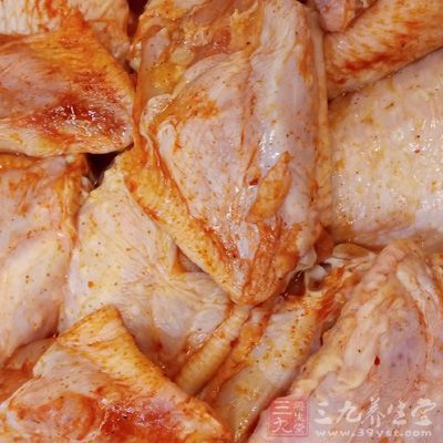 將豬肉、雞肉、墨魚、金鉤、火腿、冬筍、雞蛋、豬肉丸等放入壇內 將豬肉、雞肉、墨魚、金鉤、火腿、冬筍、雞蛋、豬肉丸等放入壇內