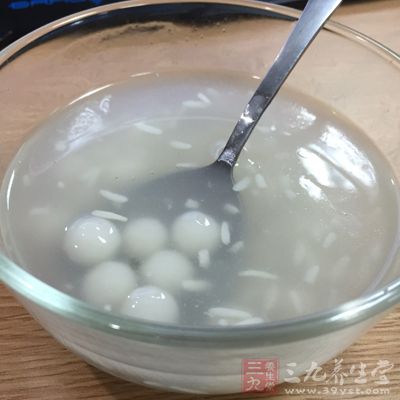 我們要把酒釀攪拌均勻 我們要把酒釀攪拌均勻