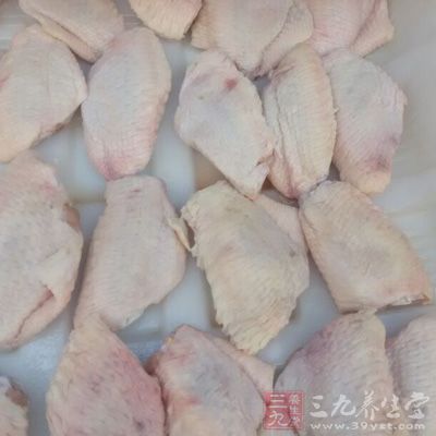 雞翅3只,油飯200公克,醬油3大匙 雞翅3只,油飯200公克,醬油3大匙