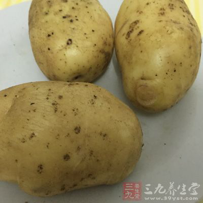 三黃雞1只(1000g),小土豆5個 三黃雞1只(1000g),小土豆5個
