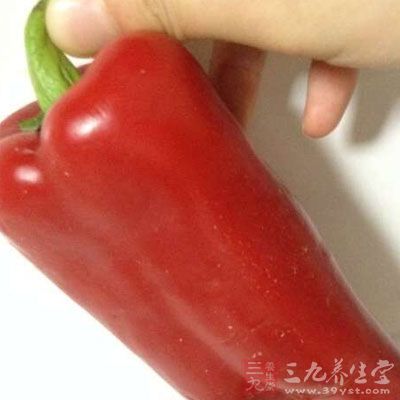 鱿魚仔500克，花椒芽25克，青紅椒各半個，小蔥4根