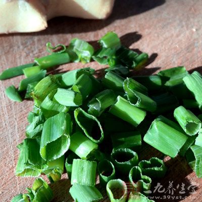 脆皮腸兩個，蔥姜蒜適量，油一勺