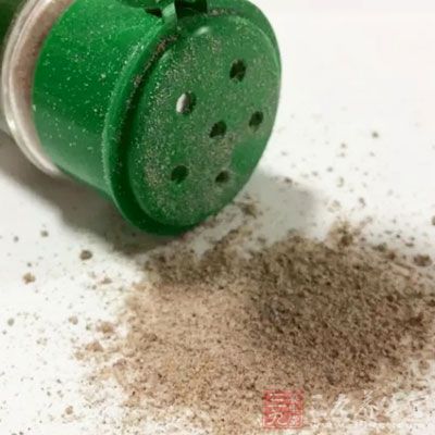 鱿魚圈加入蒜蓉和橄榄油，約腌5分鐘，以鹽及胡椒粉調味