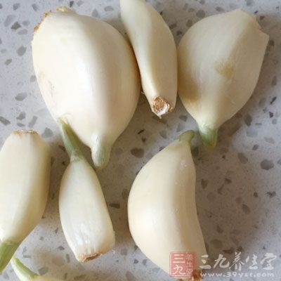 鱿魚1斤，青椒適量，姜適量，蒜適量，生抽適量