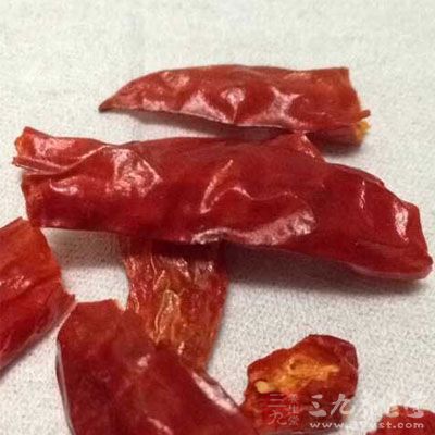 鱿魚50克，青辣椒1只，干辣椒2克，蔥1根