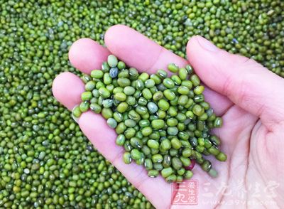 熟豬大腸頭400克,青豆、紅尖椒丁各50克 熟豬大腸頭400克,青豆、紅尖椒丁各50克