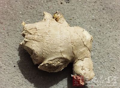 豬蹄兩根、姜一塊、雪豆一小杯、花椒油一小勺、料酒一小勺 豬蹄兩根、姜一塊、雪豆一小杯、花椒油一小勺、料酒一小勺