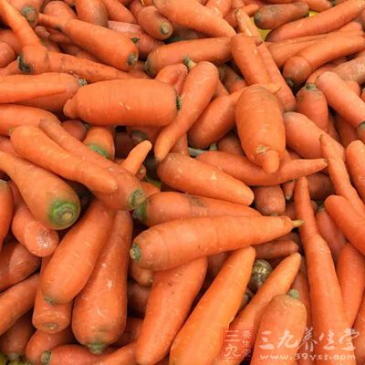 西芹,胡蘿卜,鱿魚,蔥姜,料酒,鹽,糖 西芹,胡蘿卜,鱿魚,蔥姜,料酒,鹽,糖