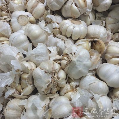大蒜(白皮)10克,姜5克,植物油60克,醬油5克,料酒10克,鹽3克 大蒜(白皮)10克,姜5克,植物油60克,醬油5克,料酒10克,鹽3克