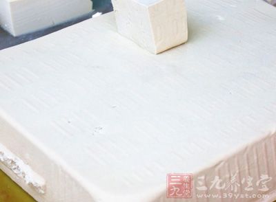 小腸,豆腐,青蒜,姜片,冰糖,八角,桂皮 小腸,豆腐,青蒜,姜片,冰糖,八角,桂皮
