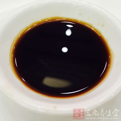 倒入少許生抽，炒勻後倒入青蒜，關火
