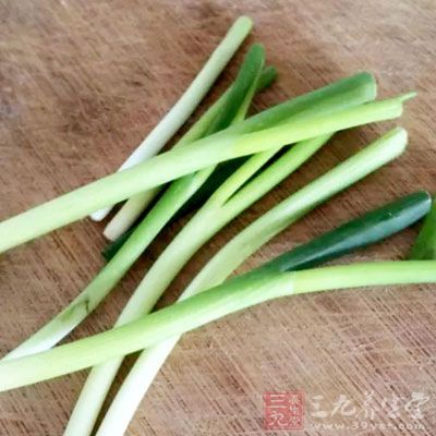 鱿魚，韭菜，蔥姜蒜，鹽，醬油，香油