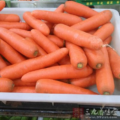 酸泡菜50克(大約)，洋蔥1個，胡蘿卜1小個，花生油少許，年糕