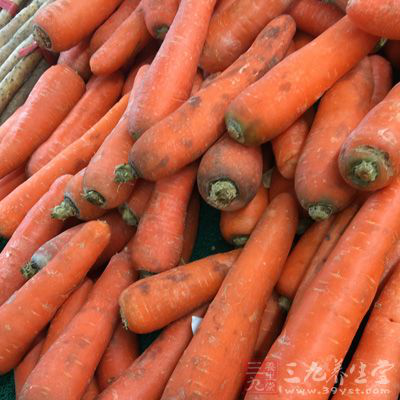 年糕350克，胡蘿卜，辣椒，洋蔥，香蔥各適量