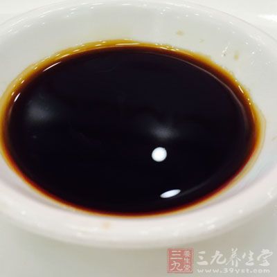 加花蛤翻炒，依次加入鹽、醬油、醋