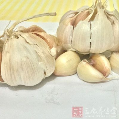 河蚬1斤，姜片約10片，大蒜8∼10粒