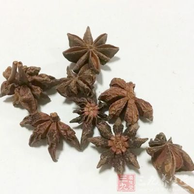 再下八角同炒,待姜片邊緣焦黃卷起時下細姜末略炒 再下八角同炒,待姜片邊緣焦黃卷起時下細姜末略炒