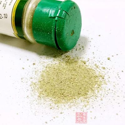 拌入一大勺米醋、一小勺香油和半小勺白胡椒後即刻關火,起鍋盛盤 拌入一大勺米醋、一小勺香油和半小勺白胡椒後即刻關火,起鍋盛盤