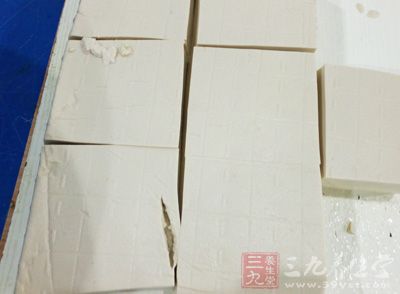 老豆腐600g、精鹽適量、老抽適量、生抽適量、香油適量 老豆腐600g、精鹽適量、老抽適量、生抽適量、香油適量