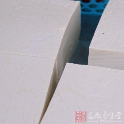 新鮮豆腐1塊,腌白菜適量,蔥1段,姜3片 新鮮豆腐1塊,腌白菜適量,蔥1段,姜3片