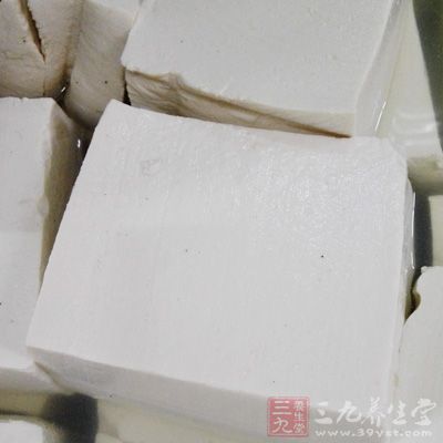 豆腐80克,鲔魚(吞拿魚)60克,碎青蔥20克,海苔絲少許 豆腐80克,鲔魚(吞拿魚)60克,碎青蔥20克,海苔絲少許