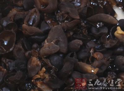 黑木耳(干的)五六片，青椒一個，竹笙2棵，油，雞精，鹽