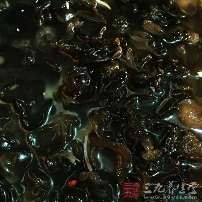 豬肝250克，木耳25克，大蔥5克，姜3克