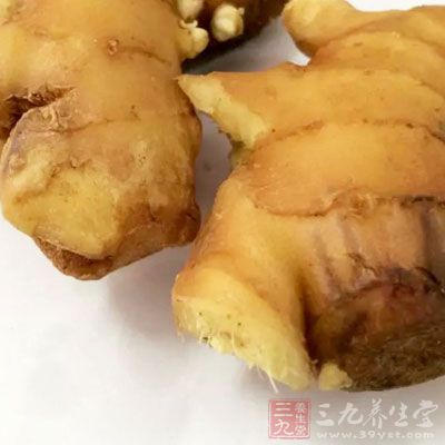 鍋內加水放雞架、蔥段、姜片、香葉、八角、花椒