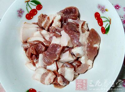 五花肉，蒜瓣，料酒，老抽，鹽，糖，燒烤料，辣椒粉，孜然，花生油