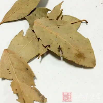 雞叉骨500g,蔥半棵,姜五片、香葉各五片,大料兩個 雞叉骨500g,蔥半棵,姜五片、香葉各五片,大料兩個