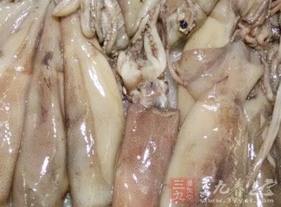 鮮鱿魚1/2尾，西芹150g，紅蘿卜30g