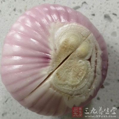 新鮮鱿魚2個，韓式辣醬(超市裡紅色塑料盒子的那種)，洋蔥半個