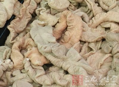 鹵大腸300克，青紅椒各30克，京蔥50克