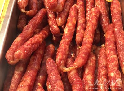 灌腸一包，大蒜4-5瓣，白開水，鹽，玉米油，香油