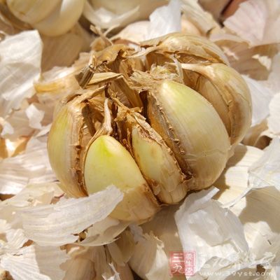 粉腸，蒜，豬肉兩斤，鹽，糖，醬油，白酒，少量丁香粉