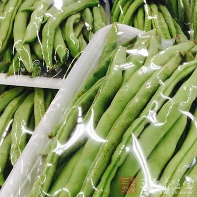 豆角500g，臘腸2條，蒜頭1個，油，鹽