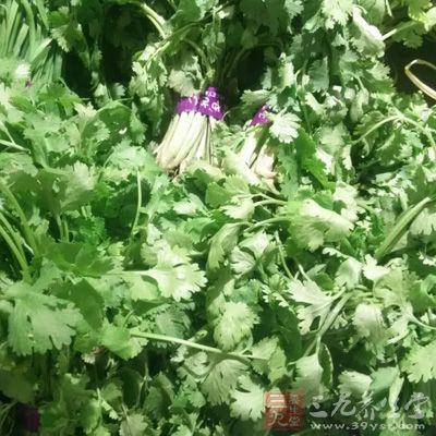 牛肉薄片100公克,香菜1株,菠菜1株,洋蔥1/2顆 牛肉薄片100公克,香菜1株,菠菜1株,洋蔥1/2顆