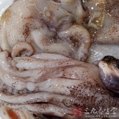 鱿魚2尾，茭白筍2支，沙茶醬1大匙，醬油膏1大匙