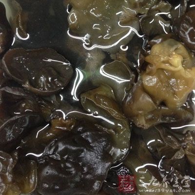 輔料:水發木耳50克 輔料:水發木耳50克