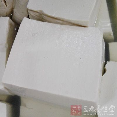 嫩豆腐、草莓450克、蛋白2個、鮮奶1/4杯 嫩豆腐、草莓450克、蛋白2個、鮮奶1/4杯