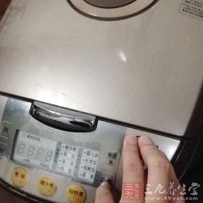 電飯煲蒸屜裡鋪一層蒸籠布 電飯煲蒸屜裡鋪一層蒸籠布
