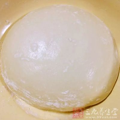揉好的面團放在案板上 揉好的面團放在案板上