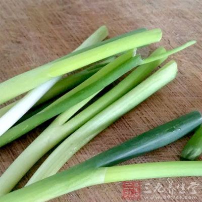 大蒜(白皮)40克，大蔥30克